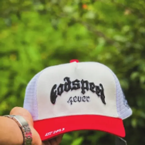 Gorra trucker Godspeed blanca y roja de CoolModa Tuluá
