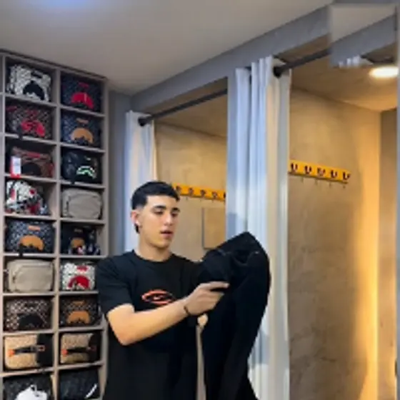 Interior de CoolModa Tuluá con las vitrinas de tenis